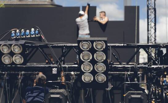 Jakie korzyści niesie ze sobą profesjonalna techniczna obsługa wydarzeń?