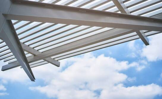 Jak poliwęglan na wymiar wpływa na trwałość budowlanych konstrukcji?