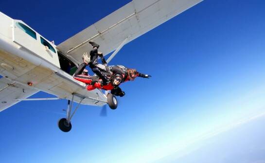 Przewodnik po voucherach prezentowych na skoki skydive