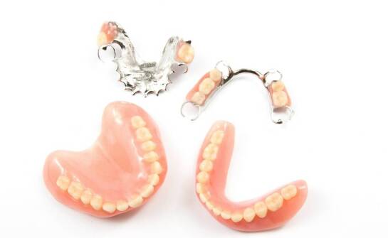 Protezy zębowe – jakie są najnowsze rozwiązania w protetyce?