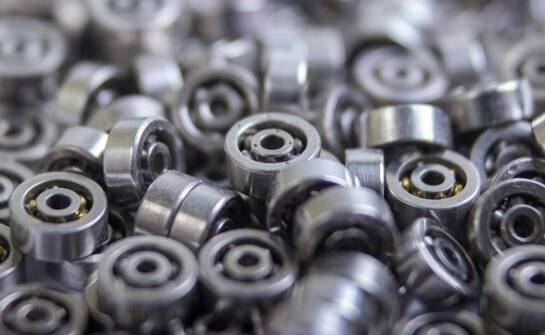 Jakie korzyści płyną z zastosowania nowoczesnych rolek w chłodniczych drzwiach przesuwnych?