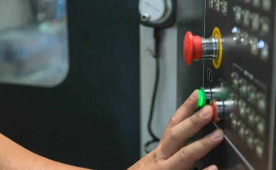 Jakie są kluczowe trendy w zakresie serwisu i technicznego wsparcia dla maszyn CNC?