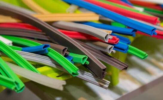 Porównanie docisku uniwersalnych wycieraczek i dedykowanych do konkretnych marek