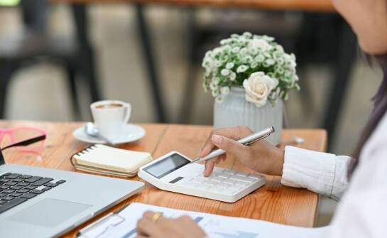 Jak uniknąć wysokich opłat za wcześniejsze zakończenie umowy ubezpieczeniowej?