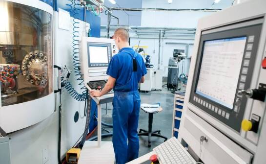 Jak wykorzystać pełny potencjał maszyn CNC w produkcji seryjnej?