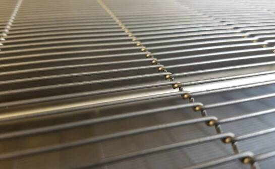 Nierdzewna stal w specjalistycznych drzwiach – jak wpływa na ich funkcjonalność?