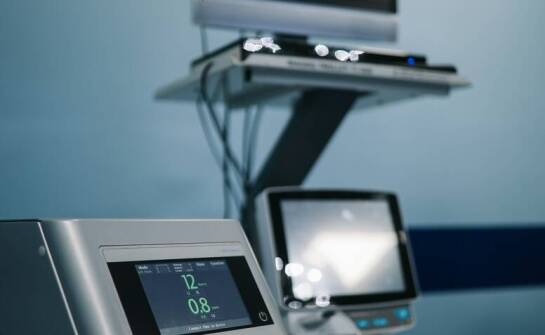 Jakie są korzyści z zastosowania interfejsu graficznego użytkownika w systemach medycznych?