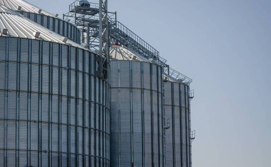 Wpływ konstrukcyjnych materiałów na trwałość silosów do pelletu