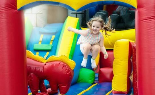 Jak dmuchane zjeżdżalnie wpływają na popularność festynów?