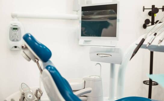 Jakie zabiegi oferuje stomatologiczna chirurgia w kontekście implantologii?