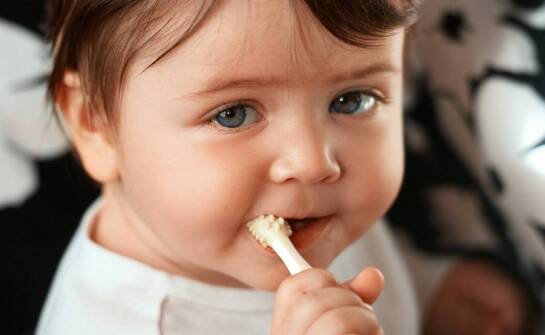 Porównanie metod czyszczenia jamy ustnej noworodka: gaziki vs. szczoteczki