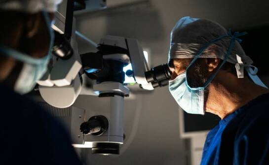 Jakie są różnice w zabiegach laserowych dla krótkowzroczności i dla nadwzroczności?