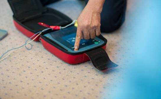 Dlaczego funkcja doradcy RKO jest kluczowa w nowoczesnych AED defibrylatorach?