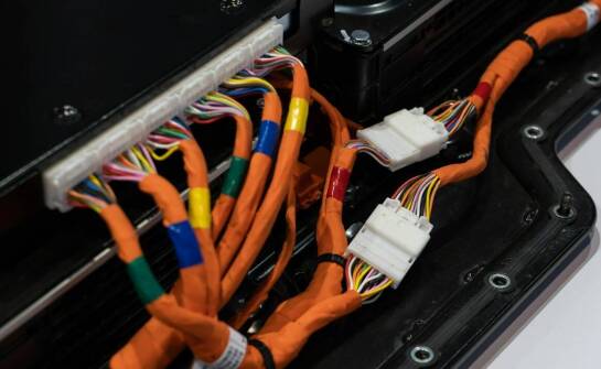 Jakie elementy elektrycznego układu w Renault wymagają regularnej wymiany?