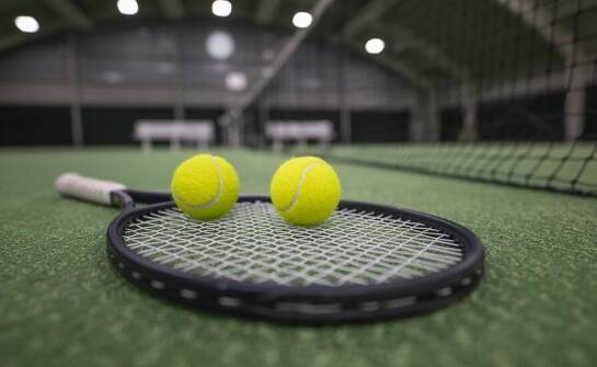 Organizacja sportowych obozów z dostępem do krytego kortu tenisowego