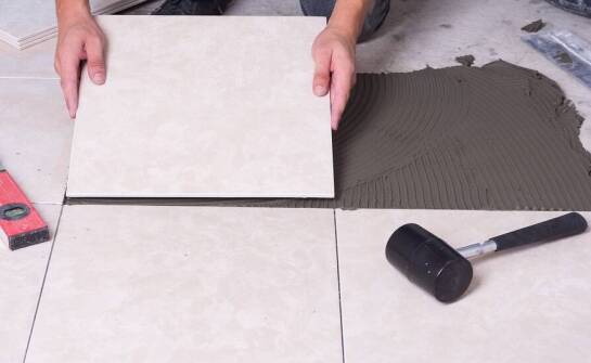 Wielkoformatowe płytki: jak wpływają na wizualny odbiór przestrzeni?