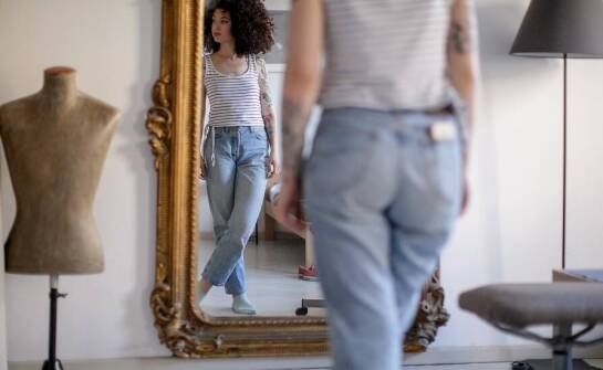 Przegląd najnowszych trendów w damskich jeansach mom fit