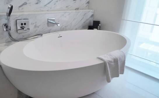 Ekskluzywne wanny: jak wybrać idealny model do swojej łazienki?