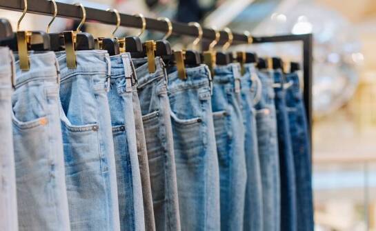 Wpływ trendów mody na wybór damskich jeansów straight