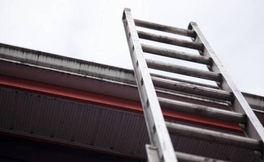 Przegląd różnych typów wysuwanych drabin – co oferuje rynek?