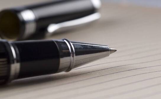 Kulkowe pióro: dlaczego warto je wybrać do codziennego pisania?