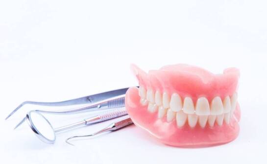 Od czego zależy cena protezy zębowej?