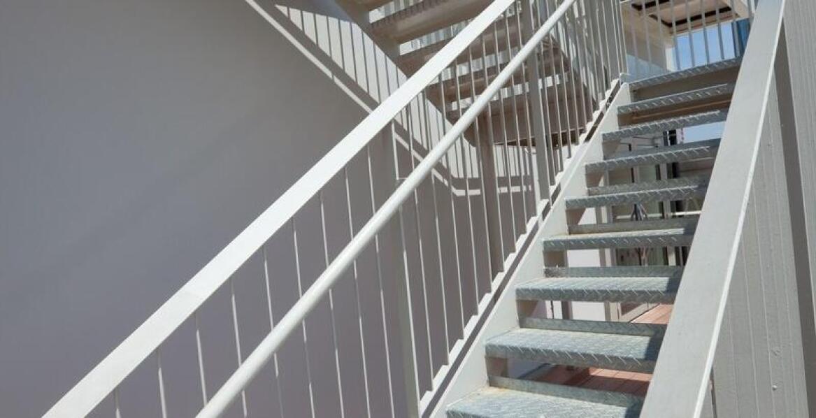 Odporność na warunki atmosferyczne: kluczowa cecha zewnętrznych stalowych schodów