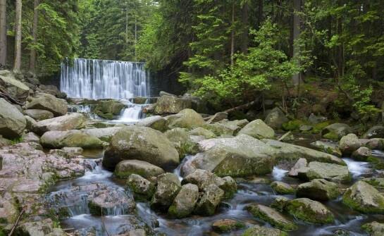 Rodzinny dzień nad wodospadami – co zabrać, czego się spodziewać?