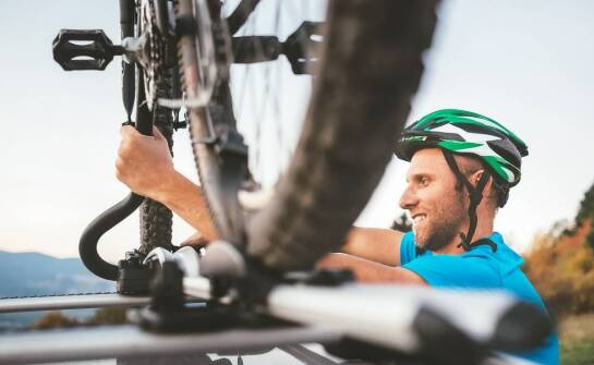 Porównanie rowerowych bagażników na dach i na hak – który wybrać?