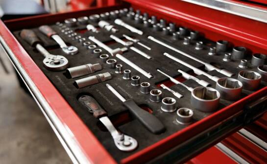 Jakie są najważniejsze cechy dobrych samochodowych regałów?