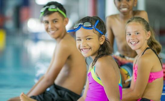 Nauka pływania dla młodzieży a rozwój społeczny – jakie są te związki?