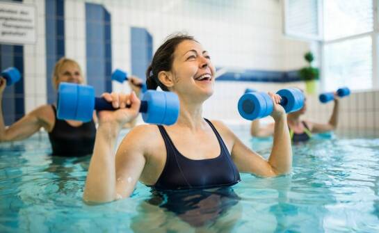 Jakie elementy kursu pływania pomagają dorosłym w przełamaniu lęku przed wodą?