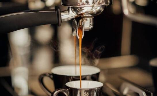 Świeżo palona kawa jako element luksusowego doświadczenia w restauracjach.