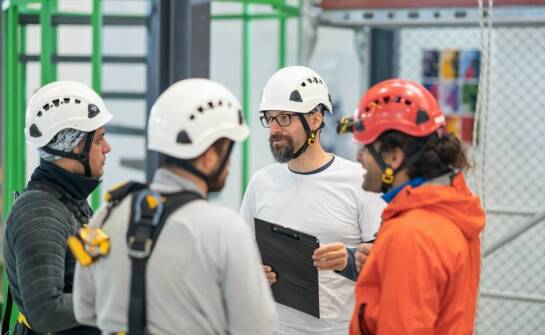 W jaki sposób koszowe nosze ułatwiają pracę zespołów ratunkowych?