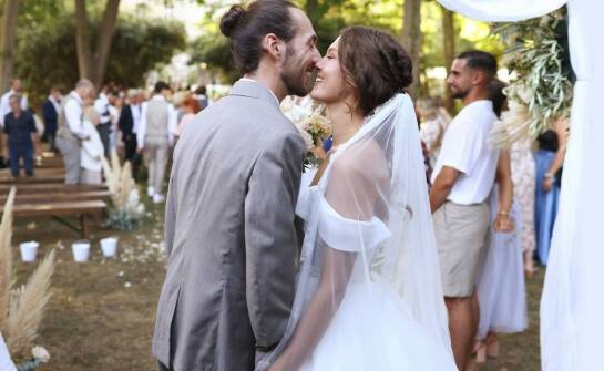 Akcesoria, które podkreślą stylizację z białą ramoneską w dniu ślubu