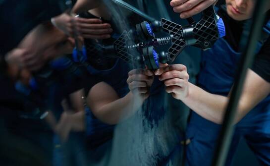 Jak przygotować pojazd do naprawy odprysków na szybie?