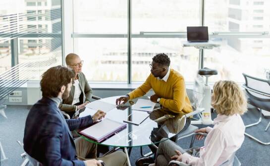 Jak zrozumieć i tworzyć umowę na czas określony w kontekście biznesowym po angielsku?
