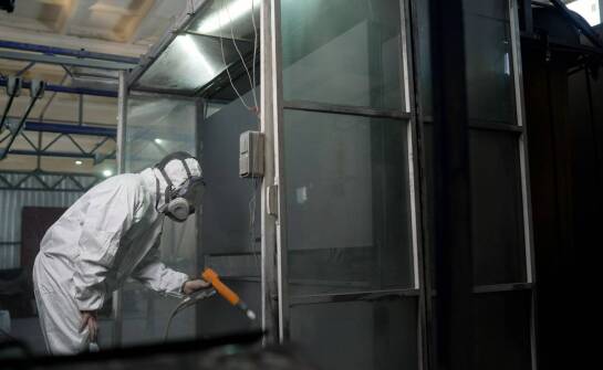 Jak firma integruje nowe technologie w proszkowym lakierowaniu?