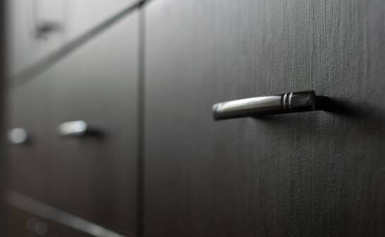 Jakie są zalety wyboru głęboko frezowanych frontów?