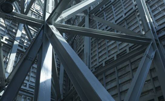 Stalowe konstrukcje w infrastrukturze drogowej i mostowej – kluczowe aspekty