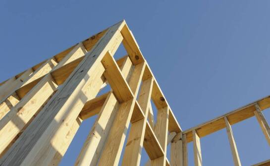 Kluczowe elementy konstrukcji daszku nad balkonem – na co zwrócić uwagę?