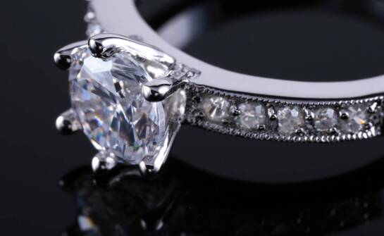 Jedno- i wielokamieniowe pierścionki – jak wybrać odpowiednią ilość cyrkonii?