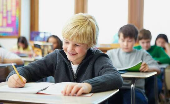 Jakie innowacyjne metody stosuje się w questach angielskich do nauczania gramatyki?