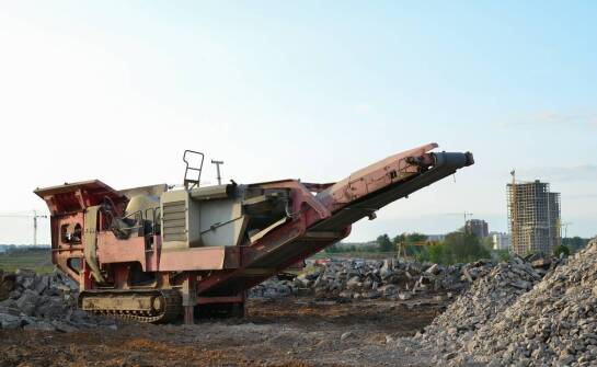 Jakie są kluczowe czynniki wpływające na wybór mini kruszarki do wynajmu?