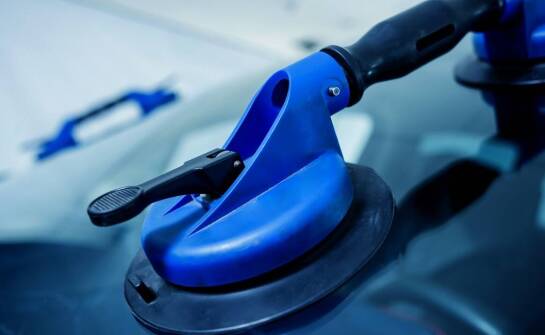 Jak lokalne firmy przyczyniają się do podnoszenia standardów jakości samochodowych szyb?