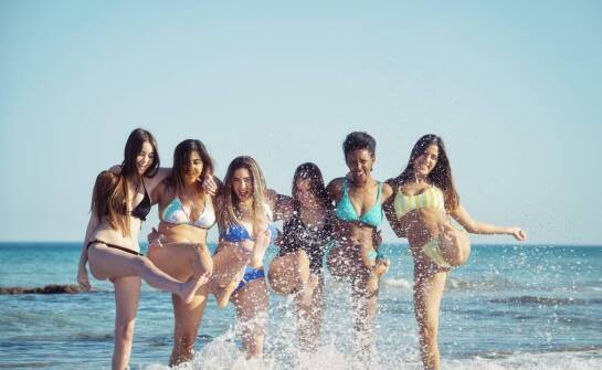 Jednoczęściowe stroje kąpielowe ze spódniczką – komfort i ochrona przed słońcem