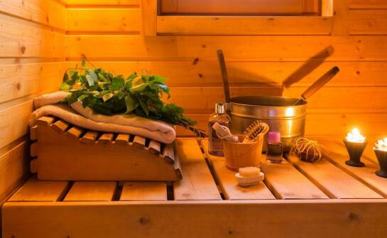 Relaksująca kąpiel w saunie – co oferuje RR Resort w Rewalu dla miłośników ciepła?