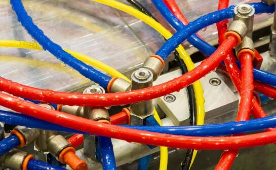 Jakie znaczenie mają przewody i wtyczki w elektrycznych systemach naczep?