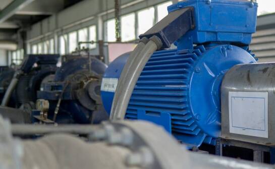 Wpływ silników z motoreduktorem 400 V na automatyzację procesów przemysłowych