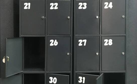 Metalowe szafki jako kluczowy element wyposażenia przestrzeni socjalnych